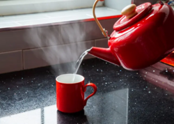 Səhərlər isti su içmək həqiqətən sağlamlığa faydalıdırmı?