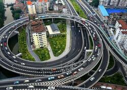 Səkkizmərtəbəli bina nəhəng yolun ortasında tək qaldı