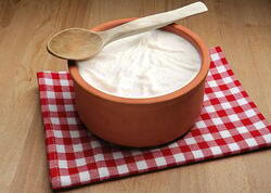 Süzmə qatıq niyə turş olur?