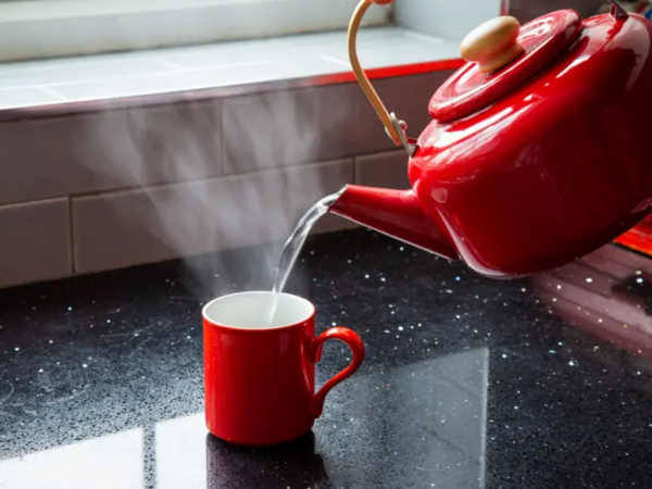 Səhərlər isti su içmək həqiqətən sağlamlığa faydalıdırmı?