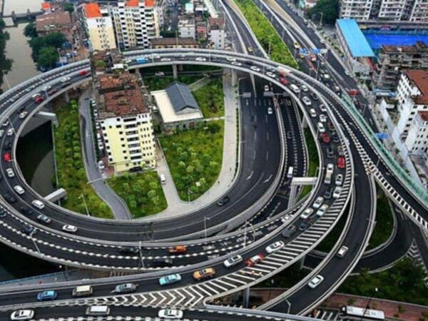 Səkkizmərtəbəli bina nəhəng yolun ortasında tək qaldı