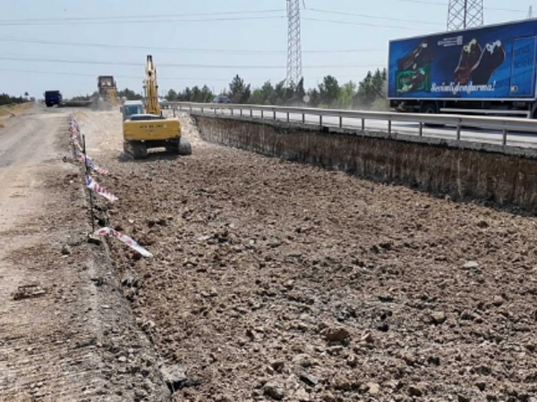 Daha bir yolda təhlükəli vəziyyət yaranıb - Onlarla avtomobil zərər görüb