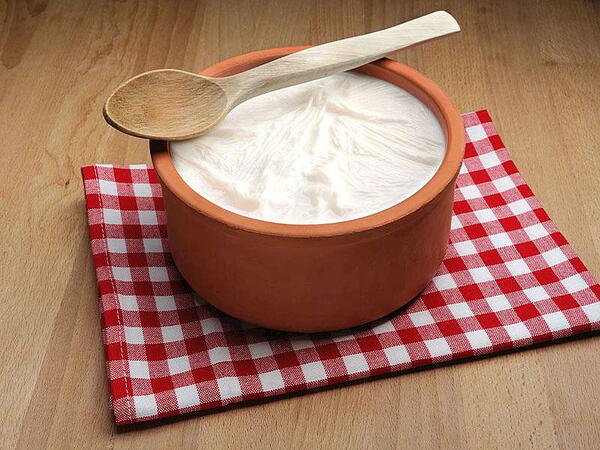 Süzmə qatıq niyə turş olur?