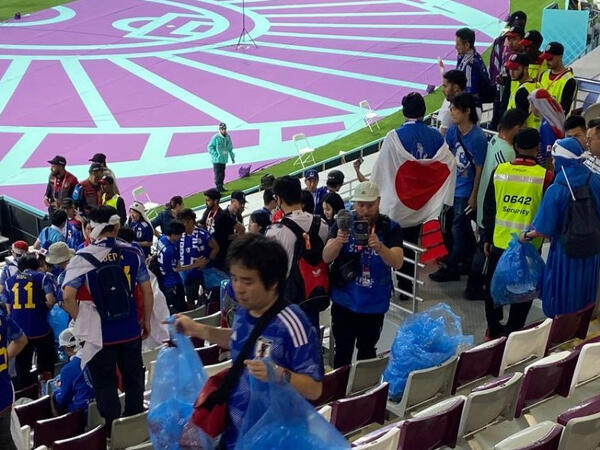 Yaponiyalı azarkeşlərdən nümunəvi davranış