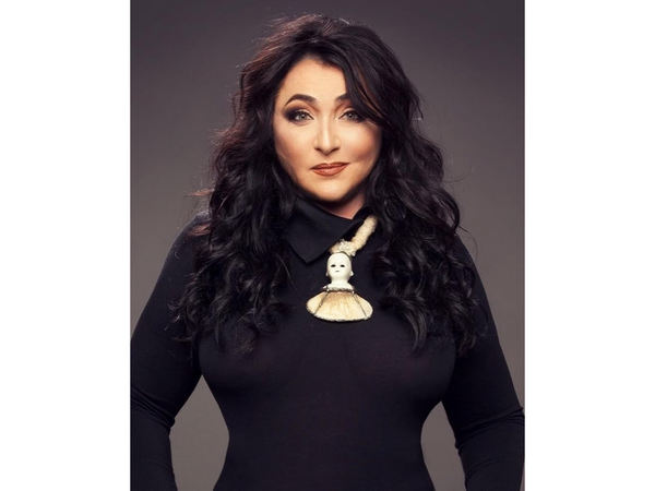 62 yaşlı müğənni biabırçı geyimdə səhnəyə çıxdı - <span class="color_red">VİDEO</span>