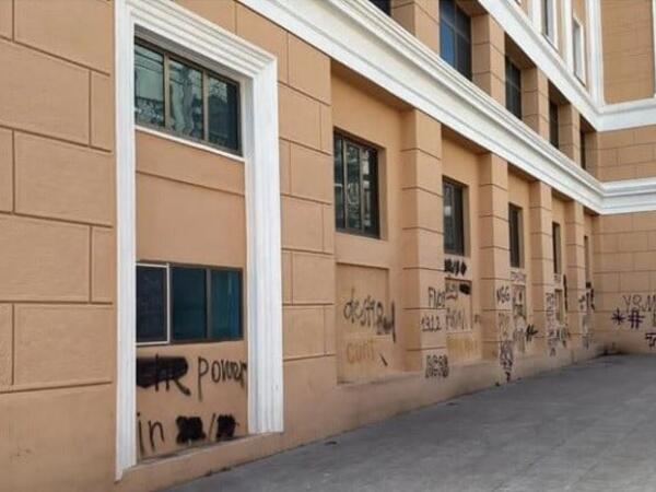 Nizami Kino Mərkəzinin fasadına müxtəlif söz və ifadələr YAZILDI