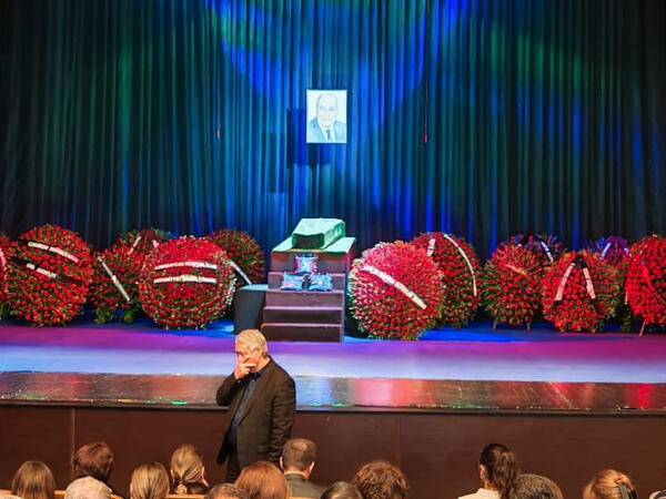 Rasim Balayevin qardaşı vida mərasimində zalı niyə tərk EDİB?