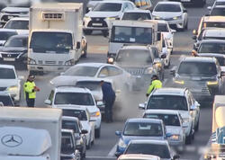 Bakıda yolun ortasında avtomobil yandı, tıxac yarandı – <span class="color_red">ANBAAN VİDEO</span>