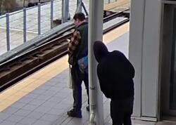 Vağzalda DƏHŞƏT: Sərnişini hərəkətdə olan qatarın altına itələdi - <span class="color_red">Anbaan VİDEO</span>