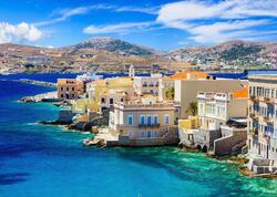 Yunanıstanda pulsuz yaşamağın inanılmaz yolu: Pişikləri sevərək adada qalın