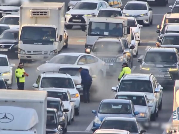 Bakıda yolun ortasında avtomobil yandı, tıxac yarandı – <span class="color_red">ANBAAN VİDEO</span>