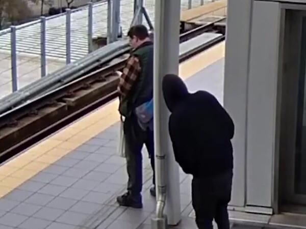 Vağzalda DƏHŞƏT: Sərnişini hərəkətdə olan qatarın altına itələdi - <span class="color_red">Anbaan VİDEO</span>