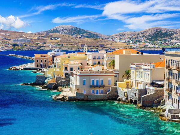 Yunanıstanda pulsuz yaşamağın inanılmaz yolu: Pişikləri sevərək adada qalın