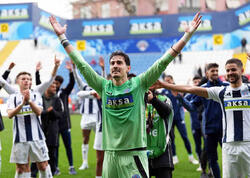 Qapıçı öz yerindən rəqib qapıya qol vurdu - Video