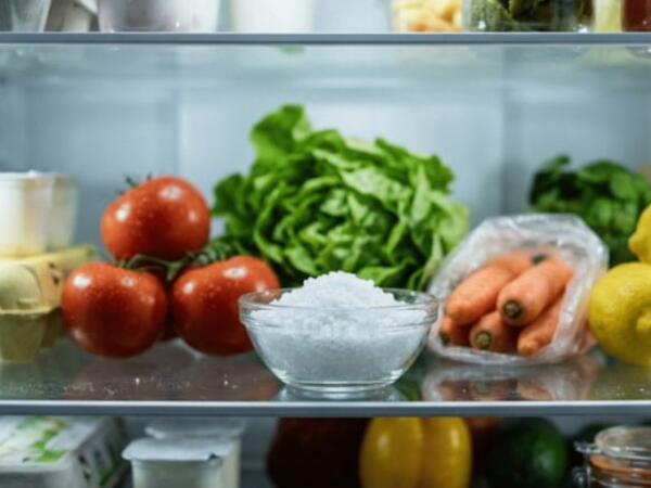 Soyuducuya bir qab duz qoyun və gözləyin: Nəticəni görəndə təəccüblənəcəksiniz