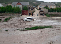 Qonşu ölkədə də  evləri su basdı - Sel gəlib