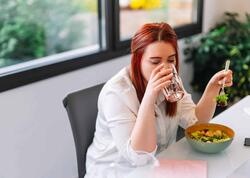 Yeməklə birlikdə su içənlərə xəbərdarlıq