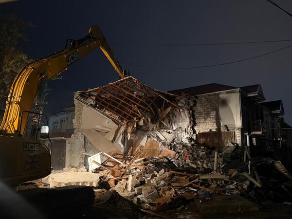 Keşlə qəsəbəsində qəzaya səbəb olan evin sökülməsinə başlandı - <span class="color_red">VİDEO</span>