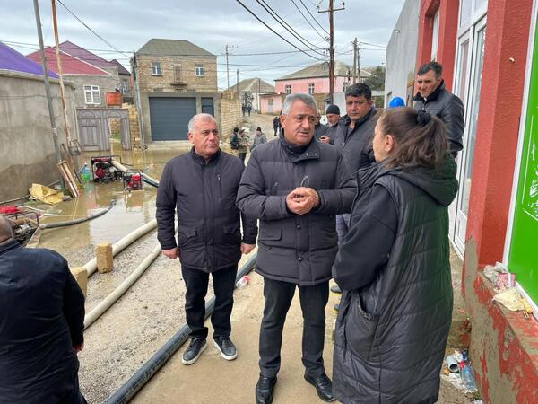 Abşeronun icra başçısı yağışın fəsadları ilə bağlı sakinlərlə görüşdü - <span class="color_red">FOTO</span>