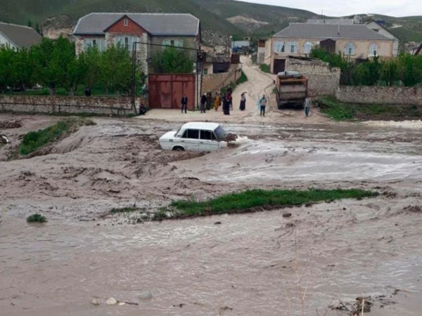 Qonşu ölkədə də  evləri su basdı - Sel gəlib