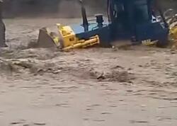 Sel traktoru sürücü ilə birlikdə apardı – <span class="color_red">VİDEO</span>