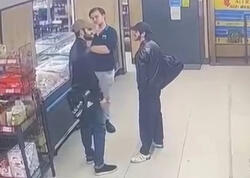 Azərbaycanlı oğrular market işçisini bir yumruqla yerə sərdi - ANBAAN VİDEO