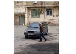 Uşaqlara bıçaqla hücum edən yaşlı kişi KİMDİR? - <span class="color_red">VİDEO</span>