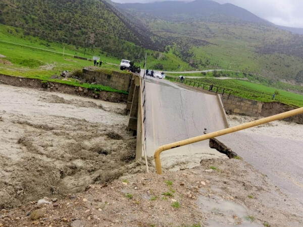 Siyəzəndə körpü uçdu