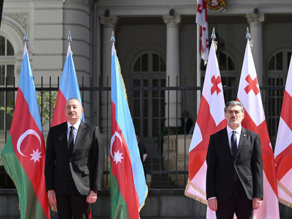 Prezident İlham Əliyevin Tbilisidə rəsmi qarşılanma mərasimi olub - FOTO