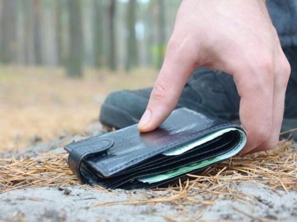 Yerdən tapılan pul - Bu hal qanunla məsuliyyət yaradır - <span class="color_red">VİDEO</span>