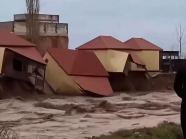 Sel evi belə apardı - <span class="color_red">VİDEO</span>