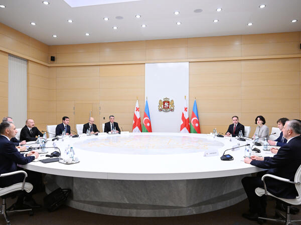 Prezident İlham Əliyevin İrakli Kobaxidze ilə geniş tərkibdə görüşü olub - FOTO