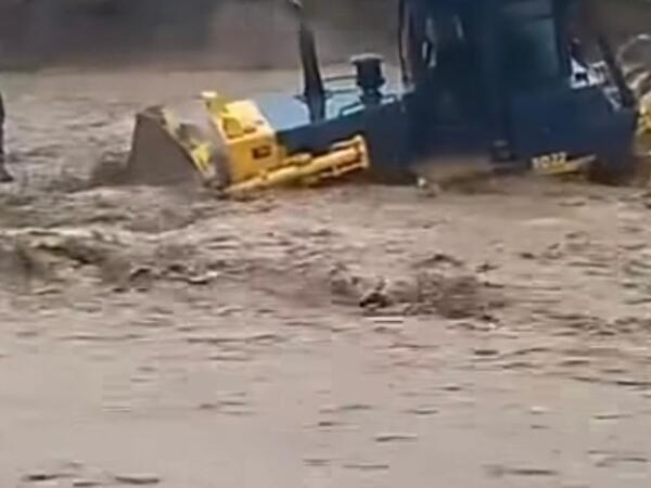 Sel traktoru sürücü ilə birlikdə apardı – <span class="color_red">VİDEO</span>