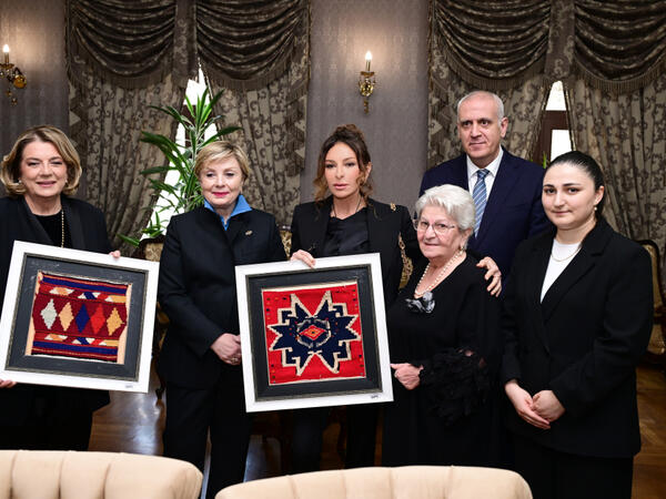 Mehriban Əliyeva Tbilisidə Mirzə Fətəli Axundzadə adına Azərbaycan Mədəniyyəti Muzeyi ilə tanış olub - FOTO