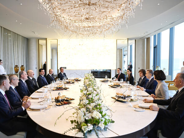 Tbilisidə İlham Əliyevin şərəfinə lanç verilib - <span class="color_red">FOTO</span>