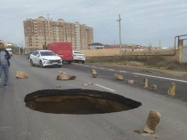 Bakıda asfalt ÇÖKDÜ: AYNA-nın maşını çuxura düşdü - <span class="color_red">FOTOlar</span>