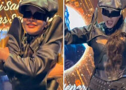 Aldığı mükafatı elə səhnədəcə sındırdı - <span class="color_red">VİDEO</span>