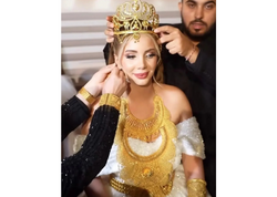 Toyunda ona taxılan 5 kilo qızılla küçədə GƏZDİ - <span class="color_red">VİDEO</span>