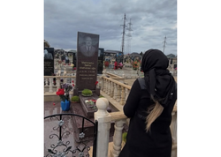 Atasının məzarı önündən FOTOsunu yaydı