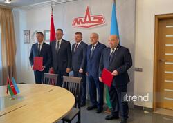 Minskdə Gəncə Avtomobil Zavodunda MAZ şassisi əsasında yeni partiya kommunal texnikanın yığılması ilə bağlı saziş imzalanıb - FOTO