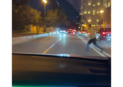 Taksi sürücüsü qaydanı kobud pozdu - Ölümə səbəb olacaqdı - <span class="color_red">Anbaan VİDEO</span>