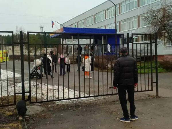 Rusiyada şagird sinif rəhbərini bıçaqlayıb öldürdü