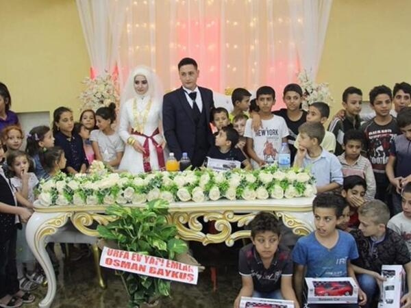 Türkiyədə qeyri-adi toy: "Qızıl yox, kimsəsiz uşaq gətirin" - <span class="color_red">VİDEO</span>