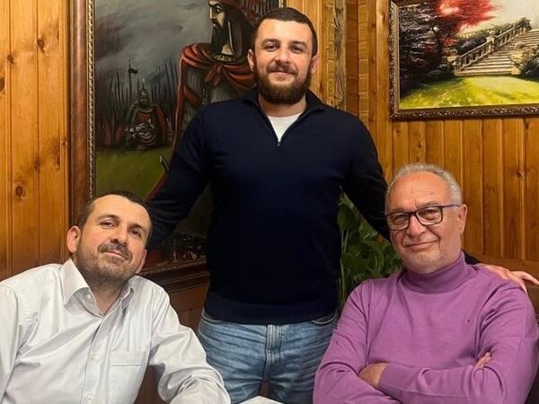 Qərib Azər oğulları ilə FOTOsunu yaydı