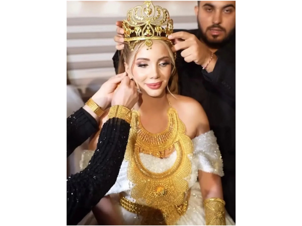 Toyunda ona taxılan 5 kilo qızılla küçədə GƏZDİ - <span class="color_red">VİDEO</span>