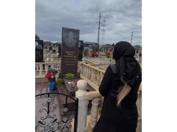 Atasının məzarı önündən FOTOsunu yaydı