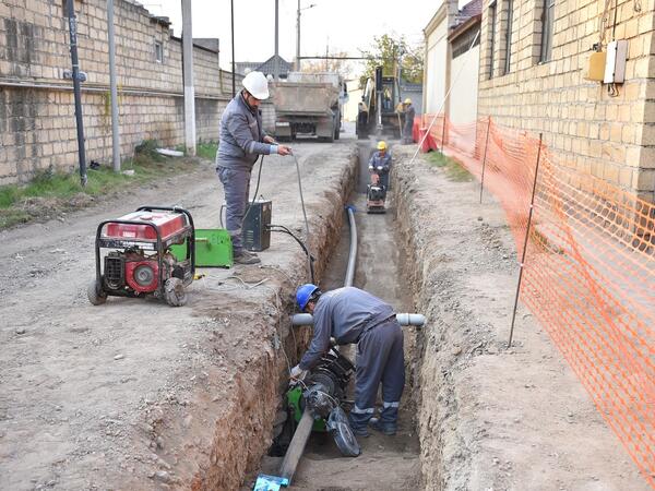 Elnarədən sonra bu məşhur müğənni də kəndinə SU ÇƏKDİRDİ - <span class="color_red">FOTO</span>