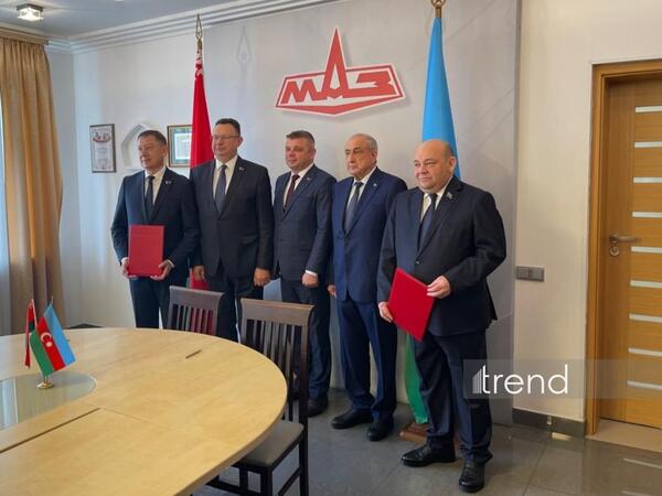 Minskdə Gəncə Avtomobil Zavodunda MAZ şassisi əsasında yeni partiya kommunal texnikanın yığılması ilə bağlı saziş imzalanıb - FOTO