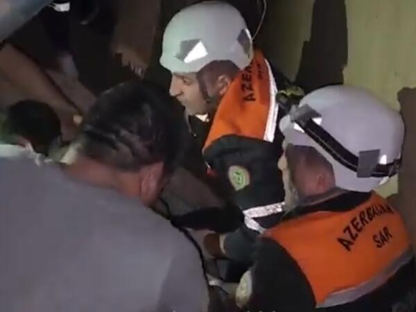 Bakıda ev çökdü, gənc qız belə xilas edildi - <span class="color_red">VİDEO</span>