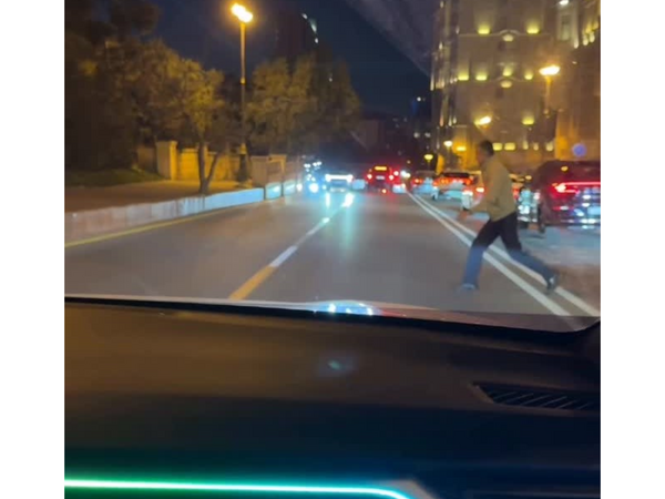 Taksi sürücüsü qaydanı kobud pozdu - Ölümə səbəb olacaqdı - <span class="color_red">Anbaan VİDEO</span>